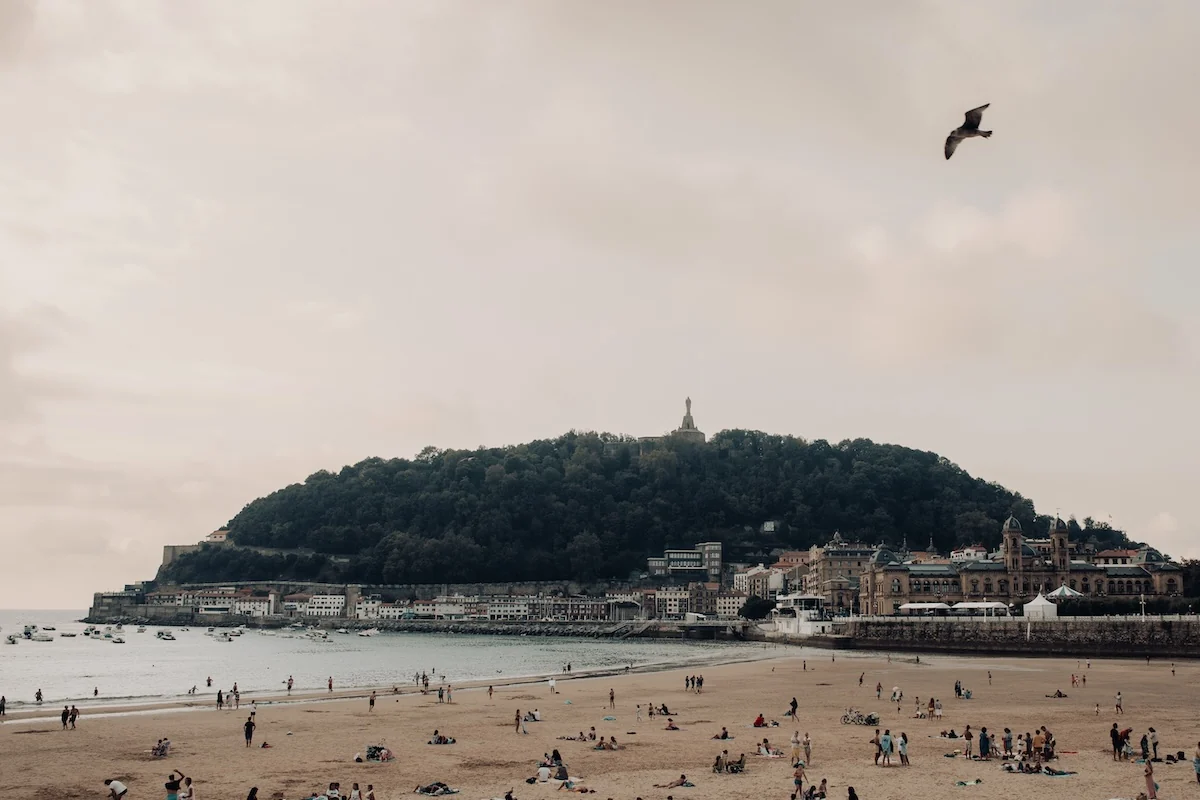 Vista de la playa de La Concha con bañistas y monte Urgull al fondo, San Sebastián