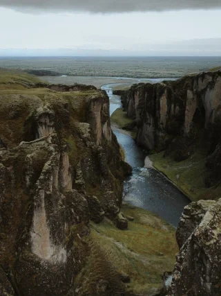 Paisaje de Fjaðrárgljúfur en Islandia